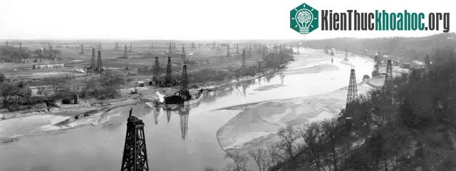 Những năm 1920 cũng tạo ra mối quan hệ gắn kết giữa chính trị và giá dầu.