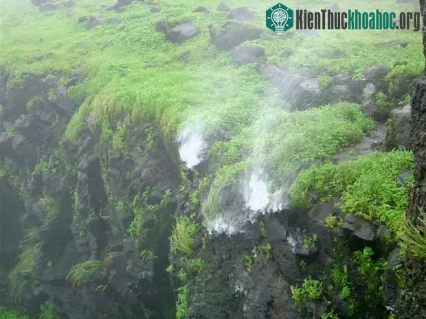 Những tia nước đủ lớn tới mức tạo thành cảnh tượng dòng thác "bay" lên trời.