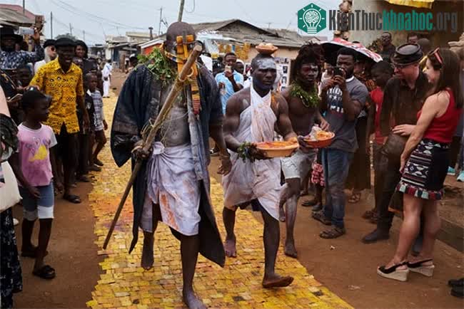 “Con đường gạch vàng” lưu giữu văn hoá của người dân Accra - Ghana.