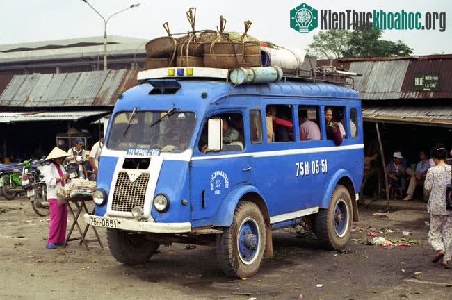 Hàng hóa đủ loại chất trên nóc chiếc Renault Goélette biển số 75H-05-51, Huế.