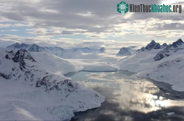 Một vịnh hẹp ở phía Đông Nam Greenland được lấp đầy bằng nước tháng 4/2016.