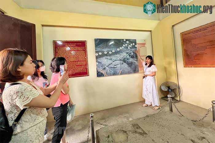 Hướng dẫn viên Bùi Thanh Hường giới thiệu về quy mô nhà máy in tiền