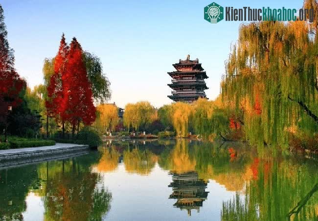 Nhìn từ xa, hồ Đại Minh như bức tranh thủy mặc