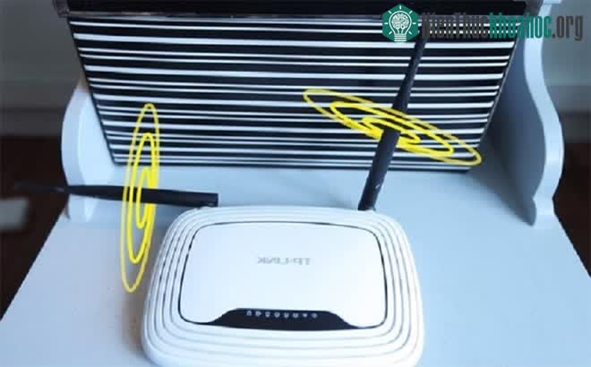 Nếu bộ phát sóng Wi-Fi có 2 ăng-ten, hãy đặt chúng vuông góc với nhau