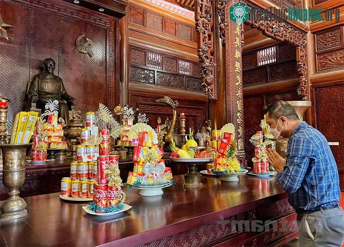 Bên trong gian chính giữa đặt tượng Bác Hồ