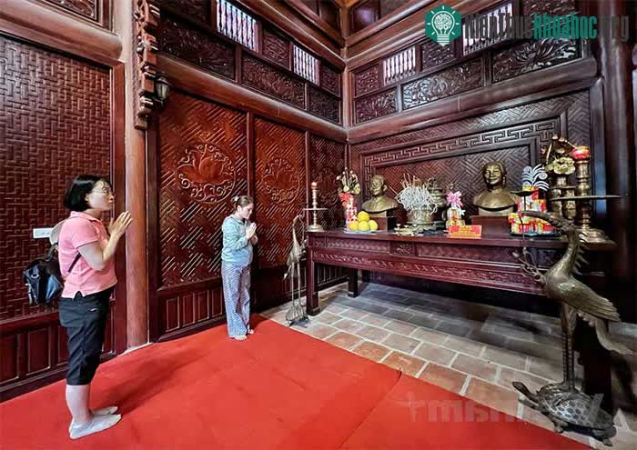 Một bên ban phụ thờ ông Đỗ Đình Thiện và vợ.