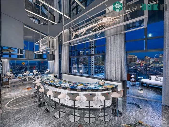 &nbsp;Quầy bar thiết kế độc đáo với 13 chỗ ngồi.