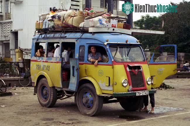 Trông có vẻ như đã "quá tải", chiếc xe buýt cổ lỗ biển số 75H-07-43 chuẩn bị xuất bến