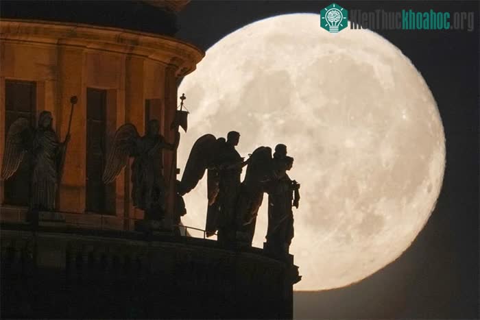 Ánh trăng chiếu rọi bức điêu khắc các thiên thần ở nhà thờ St. Isaak tại St.Petersburg (Nga)