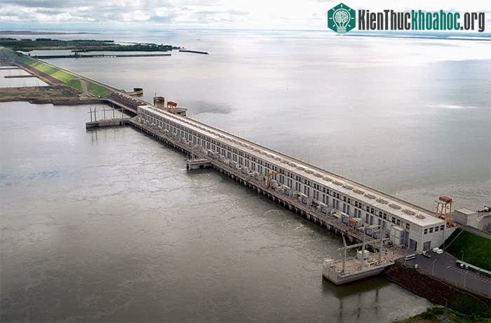 Đập Yacyretá, trên sông Parana giữa tỉnh Corrientes của Argentina và thành phố Ayolas của Paraguay