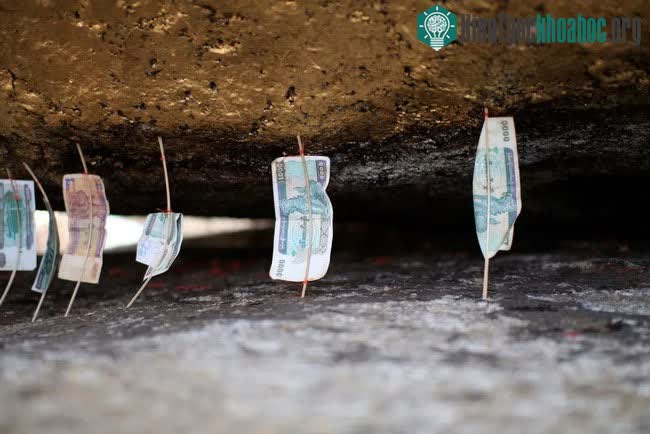 Tảng đá dát vàng đứng chênh vênh nghìn năm trên núi, thách thức mọi định luật vật lý ảnh 3