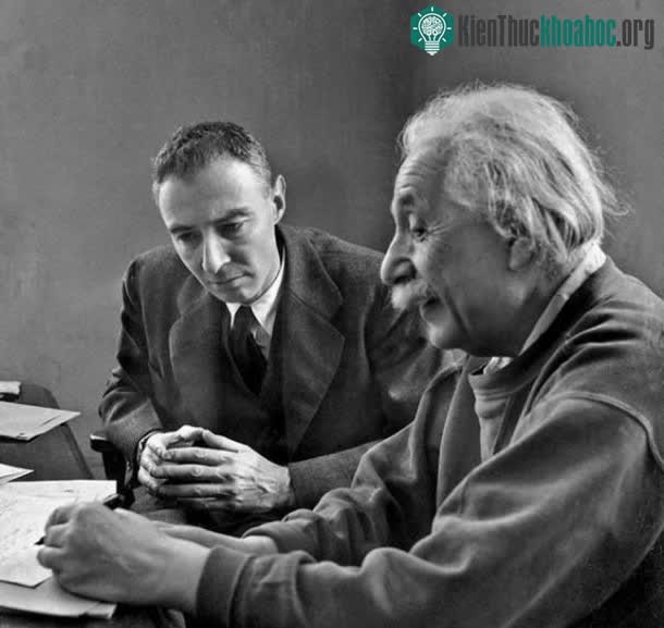 Albert Einstein và Robert Oppenheimer năm 1947.