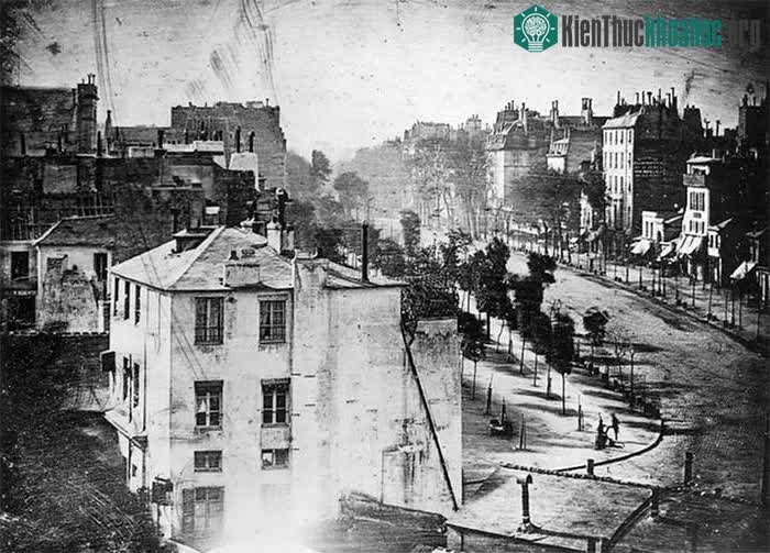 Bức ảnh đầu tiên này đặc biệt thú vị vì thời gian phơi sáng rất lâu.