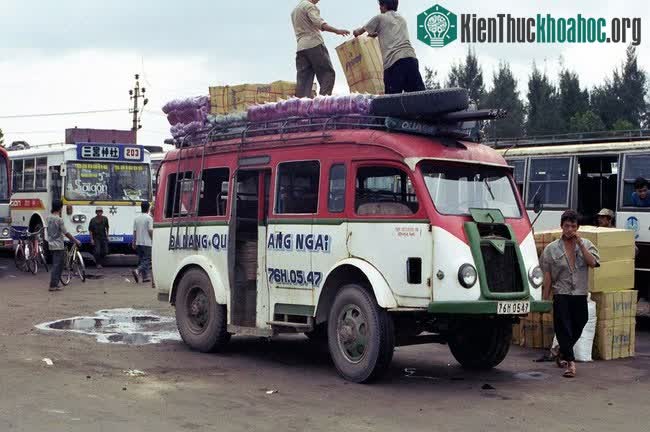 Chất hàng lên nóc xe Renault Goélette biển số 76H-05-47 tại Đà Nẵng.