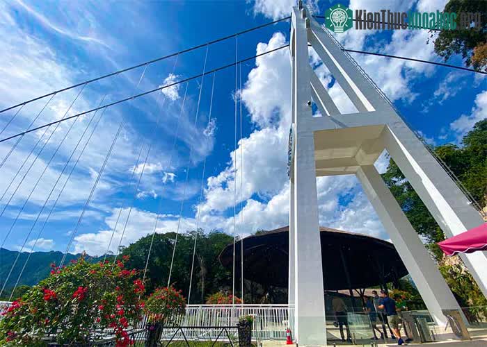 Cây cầu có hai trụ tháp cao 30m được các chuyên gia thiết kế chắc chắn