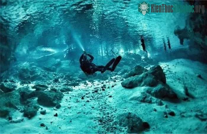 Chuyện về hồ nước trong xanh không đáy ở Trung Quốc: Chuyên gia lặn xuống mới phát hiện chân tướng ảnh 4
