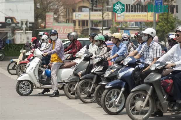 Trái ngược với ô tô, khi dừng đỗ trên 30s, hãy tắt máy để tiết kiệm xăng cũng như bảo vệ môi trường.