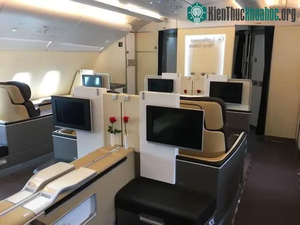 Dù không phải phòng riêng biệt lập nhưng hành khách vẫn có sự riêng tư nhờ rèm cách âm.