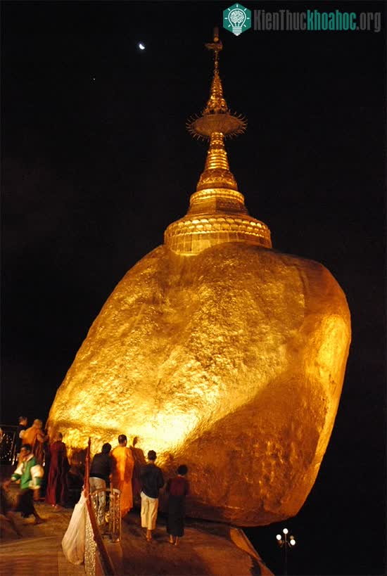 Tảng đá dát vàng đứng chênh vênh nghìn năm trên núi, thách thức mọi định luật vật lý ảnh 4