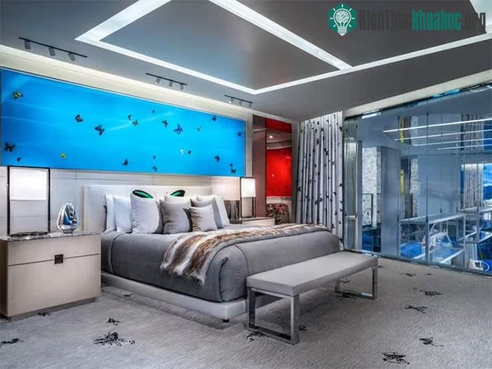 &nbsp;Phòng ngủ với giường cỡ đại, có điểm nhấn là bức tường bằng kính, thu hút ánh sáng tự nhiên.