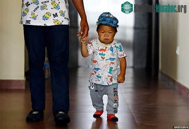 Khapangi là con út trong một gia đình làm nông và theo học ở trường làng.