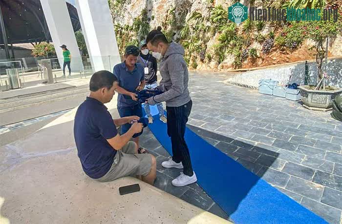 Tới cầu kính này, du khách sẽ được xe điện đưa đến khu nhà đón tiếp để mua vé.