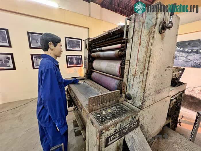 Mô hình máy in tiền vẫn giữ được nguyên dạng.