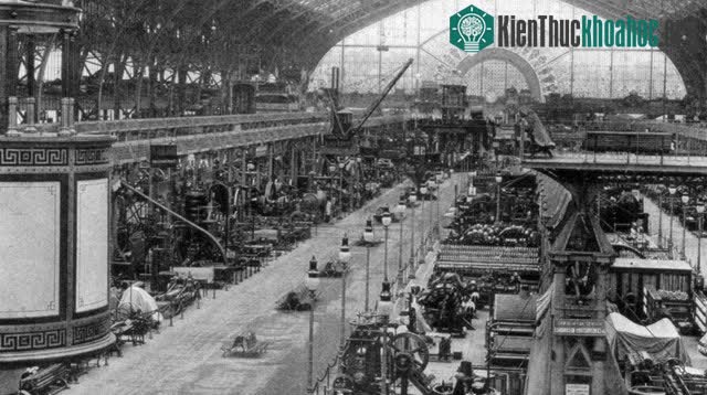 Hội chợ Exposition Universelle, nơi lần đầu tiên giới thiệu tháp Eiffel.