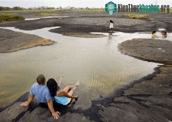 Sau khi mưa, nhiều hồ nước nhỏ được hình thành, khách du lịch sẽ kéo đến đây để ngâm mình