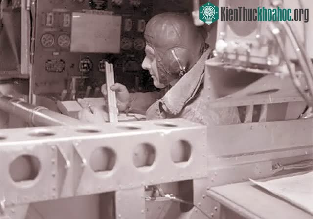 Một kỹ thuật viên đang dùng thước trượt để tính toán lượng tiêu thụ nhiên liệu của máy bay