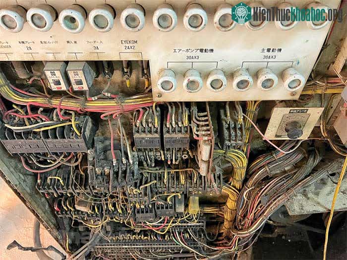 Chiếc máy có xuất sứ Nhật Bản với hệ thống điện chằng chịt bên trong.