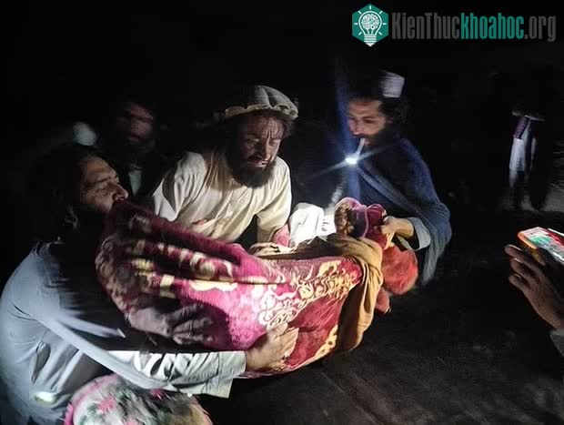 Thi thể một người thiệt mạng được đưa ra ngoài