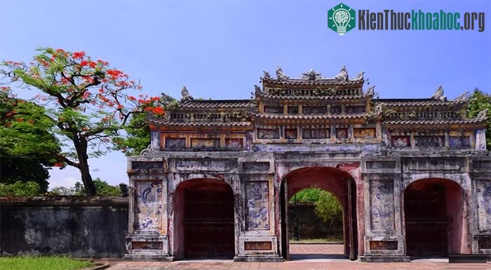 Quần thể di tích kinh thành Huế (Huế)