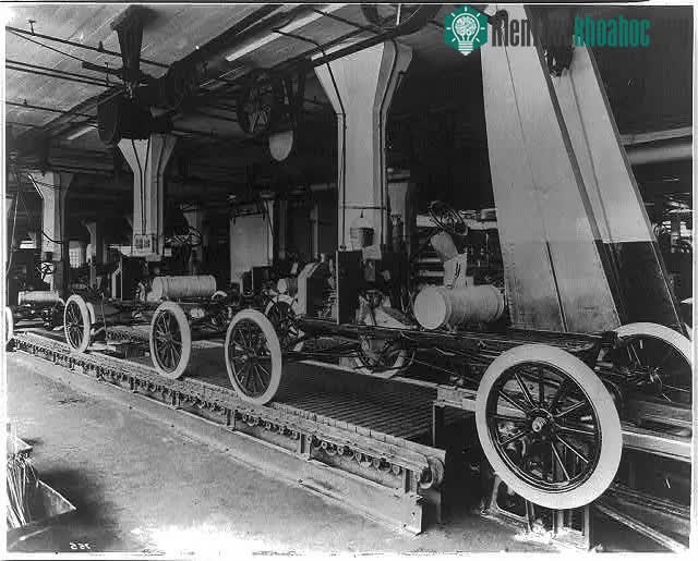 Trong ảnh là dây chuyền lắp ráp Model T của hãng Ford.