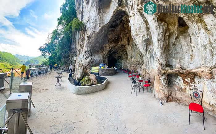 Hang Mường Móoc (hay còn gọi là hang Chim Thần)