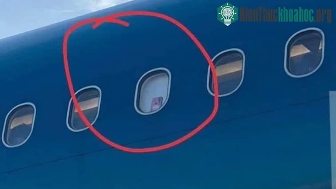Hình ảnh về chiếc điện thoại cài bên ngoài tấm che cửa sổ máy bay lan truyền trên mạng xã hội.