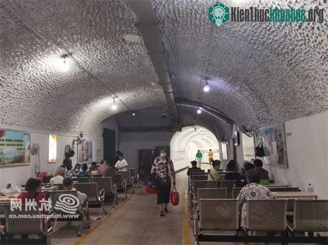 Trong ảnh là hầm trú ẩn tránh nóng mang tên Tứ Bài Lâu (Sipailou)