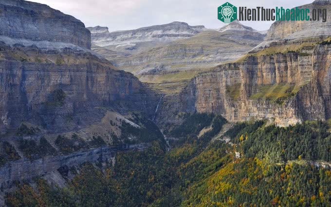 Dãy Pyrenees là ranh giới giữa hai quốc gia Pháp và Tây Ban Nha.