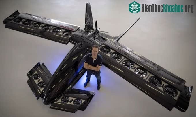 Brandon Robinson, nhà sáng lập Horizon Aircraft, và nguyên mẫu máy bay Cavorite X5.