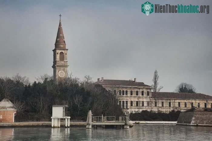 Điều đặc biệt là chỉ nằm cách Venice khoảng 15km, nhưng Poveglia bị bỏ hoang, với nhiều lời đồn đại.