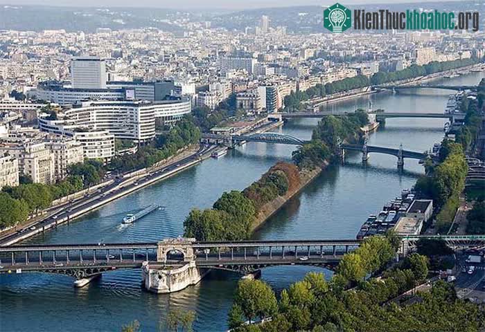 Sông Seine nhìn từ tháp Eiffel.