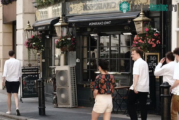 Máy điều hòa nhiệt độ đặt bên ngoài một quán pub ở London.