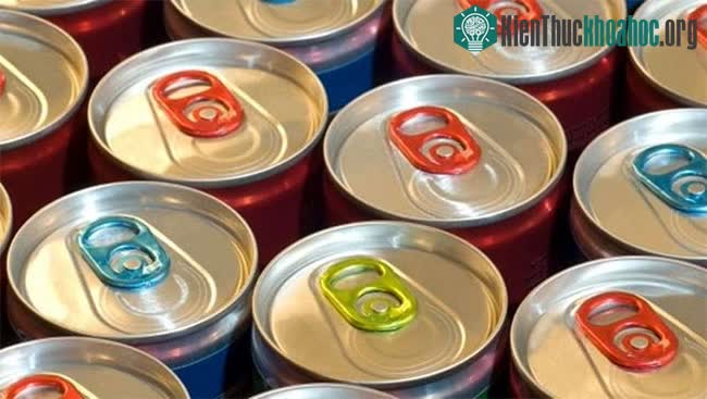 Nước tăng lực là loại thức uống có chứa các chất kích thích, thường bao gồm cafein.