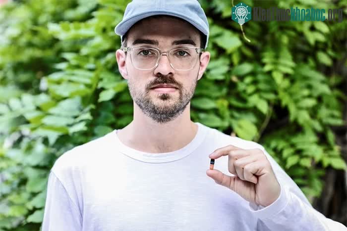 Luke Brown, 29 tuổi, ở New York, Mỹ, cầm trên tay viên thuốc TPOXX.
