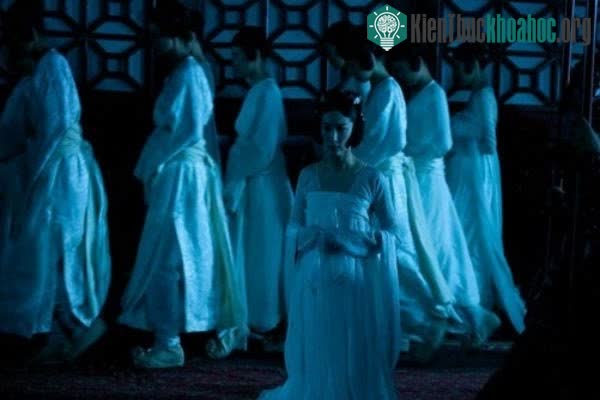 Nhiệm vụ của cung nữ ở đây là châm đèn, dọn dẹp lăng mộ...