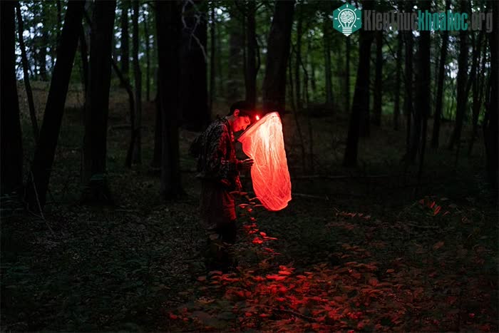 Tiến sĩ Owens trong một buổi nghiên cứu thực địa vào lúc chạng vạng.