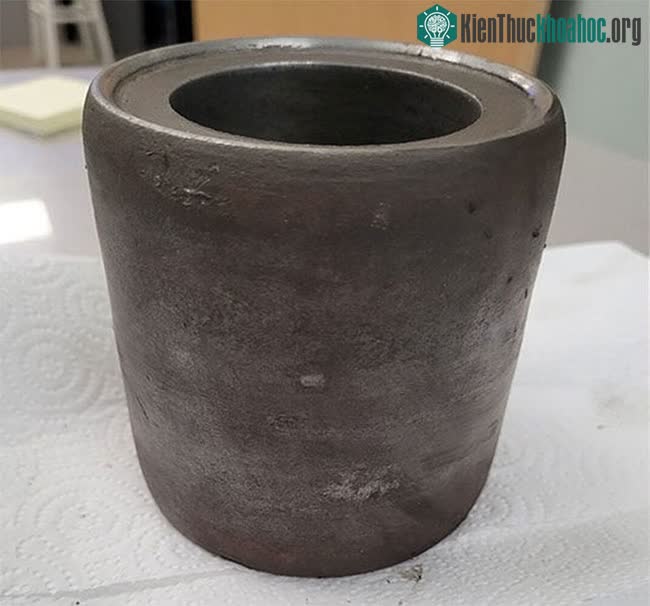 Khối kim loại hình trụ bí ẩn.