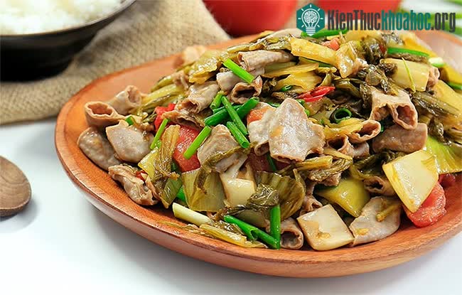 Đĩa lòng xào dưa thơm ngon bắt mắt.