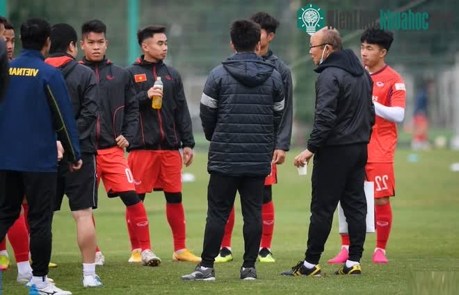 Các tuyển thủ Việt Nam và U23 thường uống chai nước màu vàng giữa buổi tập.