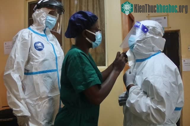 Giúp đồng nghiệp chỉnh lại trang bị bảo hộ ở Nigeria.